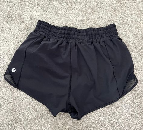 Black Lululemon Workout Shorts, Black Lulu Shorts, Lululemon Black Sports Shorts, Lululemon 2.5 Shorts, Lulu 2.5 Shorts, Lululemon Outfits, Workout Fits, Casual Preppy Outfits, School Fits