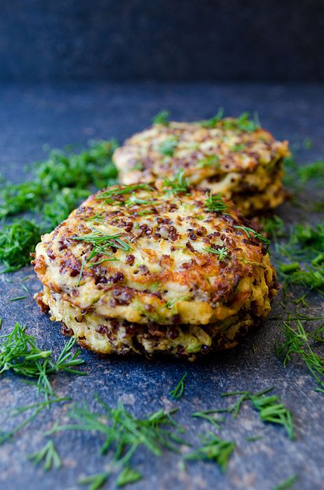 [Turkey] Feta Quinoa Zucchini Fritters are crispy on the outside and moist in the center. These fritters are very light thanks to quinoa. No flour is added! | giverecipe.com | #fritters #quinoa #zucchini #snack #sidedish #vegetarian #glutenfree #redquinoa Feta Quinoa, Zucchini Fritters, Low Fodmap Recipes, Fodmap Recipes, Think Food, Quinoa Recipes, Zucchini Recipes, How To Cook Quinoa, Low Fodmap