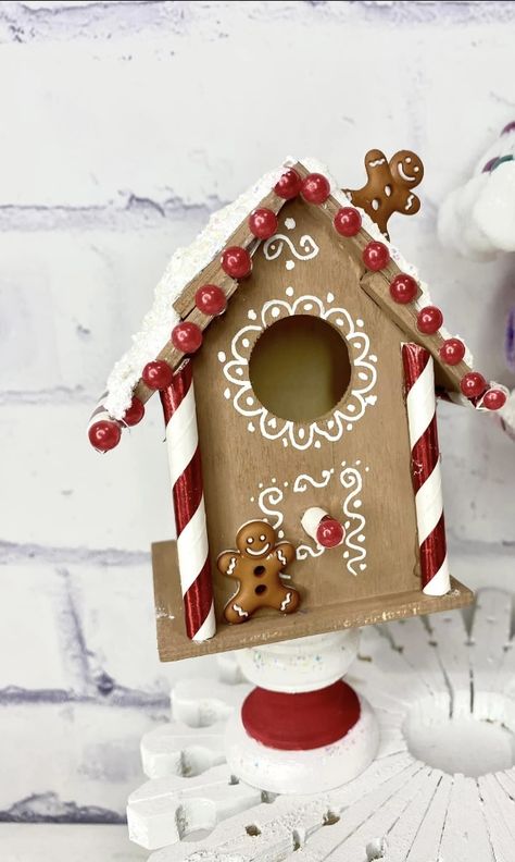 Birdhouse Gingerbread House Diy, Diy Birdhouse Christmas Village, Gingerbread House Birdhouse, Bird House Christmas Decor, Diy Christmas Bird Houses, Gingerbread Bird House, Bird House Gingerbread Houses, Birdhouse Gingerbread House, Christmas Bird Houses Ideas