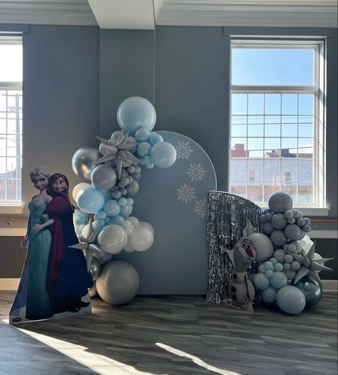 Frozen Backdrop Birthday, Elsa Backdrop Frozen Theme, Frozen Backdrop Ideas, Frozen Birthday Backdrop, Frozen Party Backdrop, Frozen Balloon Decorations, Frozen Backdrop, Frozen Balloons, Balloons Backdrop