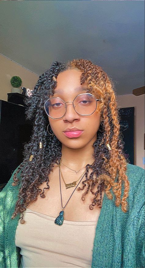 Mini twists type 3c hair Dyed Mini Twists, Mini Twist Bangs, Mini Twists With Bangs, Twists With Bangs, Twist Bangs, Dyed Afro, Mini Twists With Extensions, Mini Twist Hairstyles, Twists Natural Hair