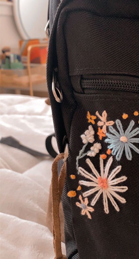 How To Embroider A Backpack, Bookbag Embroidery Ideas, Embroidery On School Bag, Painting On Backpack Ideas, School Bag Embroidery Ideas, Black Backpack Embroidery, Black Backpack Decoration Ideas, Jansport Backpacks Embroidery, Hand Embroidered Backpack