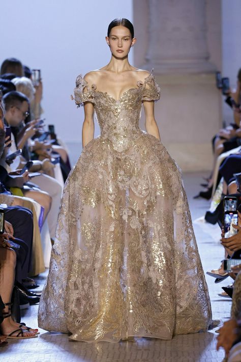 Autumn Winter 2023 2024, 2023 Paris Fashion, Runway Gowns, Paris Fashion Week Runway, Autumn Winter 2023, Haute Couture Gowns, Elie Saab Couture, Runway Fashion Couture, Fashion Gowns