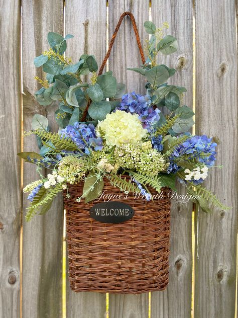 Spring Decor Front Door, Manly Wreaths For Front Door, Basket Door Decoration, Floral Baskets For Front Door, Decorating With Hydrangeas, Door Baskets Arrangements, Front Door Baskets With Flowers, Door Baskets With Flowers, Wall Basket With Flowers