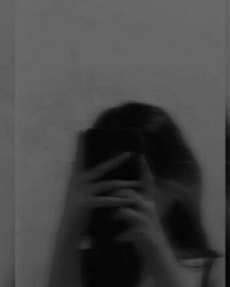 Aesthetic Girl Pfp No Face, Blur Picture, Girl Shadow, Dark Nature, Instagram Profile Picture Ideas, Girls Mirror, Mirror Selfie Poses, Face Aesthetic, Profile Pictures Instagram