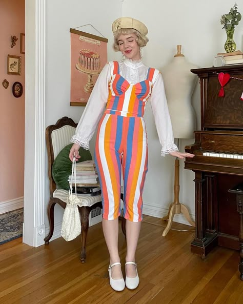 Casual 60s Outfits, Teachercore Outfits, Quirky Summer Outfits, Clown Astethic, Kitschy Fashion, Garden Outfit Ideas, 1950s Fashion Trends, Quirky Outfits, Midge Maisel