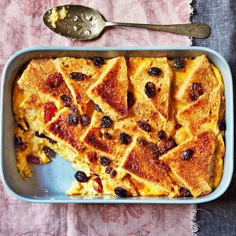 Don’t let your stale bread go to waste! This traditional bread and butter pudding is a real treat, with a rich vanilla custard, dried fruit… Butterscotch Pudding Recipes, Bread And Butter Pudding Recipe, Bakewell Tart Recipe, Berry Bread, Chocolate Traybake, Mary Berry Recipe, British Recipes, Butter Pudding, Chocolate Pudding Recipes