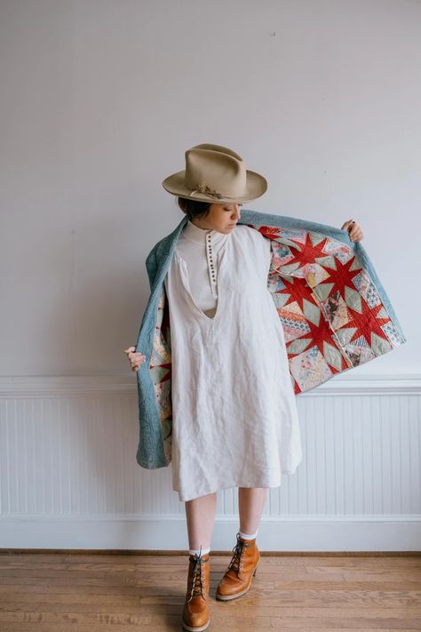 Quilted Jacket Upcycle, Quilt Duster Coat, Quilt Clothes Fashion, Vintage Quilt Coat, Quilt Coats For Women, Quilt Robe, Quilt Coat Pattern, Quilted Accessories, Quilted Garments