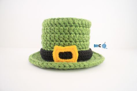 Take your newborn photos to the next level this St. Patrick's Day with this free crochet top hat pattern from B.hooked Crochet. Crochet Top Hat, Crochet Photo Props, Crocheted Hat, Crochet Tops Free Patterns, All Free Crochet, Holiday Crochet, Crochet Baby Hats, Irish Crochet, Crochet Cat