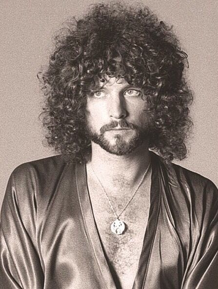 Lindsey Buckingham, rockin' the big hair of the 70's like no other, quite adorable in fact. Stevie Nicks Lindsey Buckingham, Buckingham Nicks, Stevie Nicks Style, Lindsey Buckingham, Stevie Nicks Fleetwood Mac, Rock Legends, Fleetwood Mac, Stevie Nicks, Dream Hair