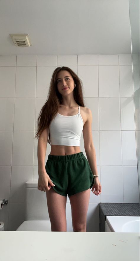 workout brandy melville model inspo brunette style fashion green eyes ella ashcraft Girly Jewelry, Beauty Trends, My Vibe, Cool Girl, Mini Skirts, Hair, Beauty