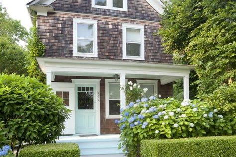 A bright and airy beach cottage in the Hamptons Small Hamptons House, Hydrangea Hedge, Beach House Porch, Beach House Garden, House In The Hamptons, Hamptons Cottage, House Makeovers, Mark D Sikes, Cottage Exterior