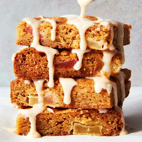 Delish Brown Butter Apple Blondies, Apple Blondies Recipe, Rosh Hashanah Desserts, List Of Desserts, Apple Blondies, Brown Butter Frosting, Blondies Recipe, Honey Cake, Thanksgiving Desserts