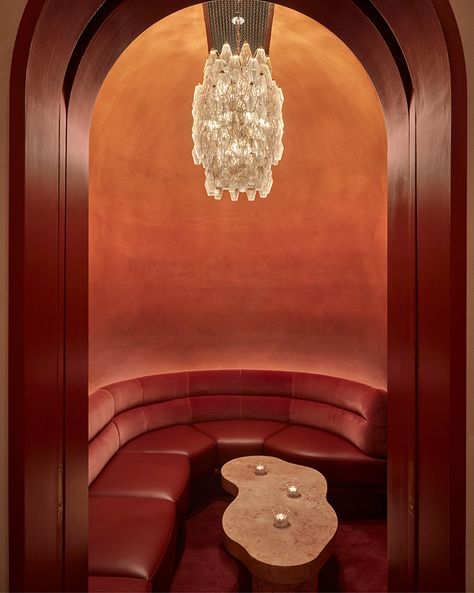 See the Dazzling Projects Nominated for the 2022 Créateurs Design Awards - Galerie The Red Room, Mint Green Walls, Ombre Wall, Red Room, Earth Design, Red Rooms, Clay Wall, Wall Finishes, Plaster Walls