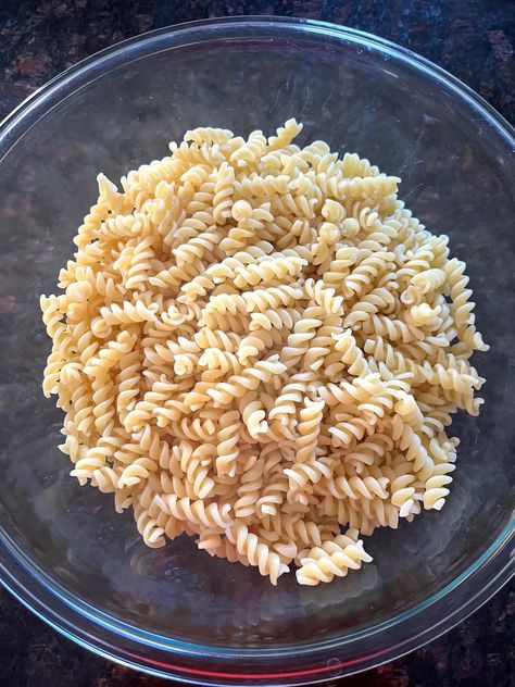 Want to learn How To Cook Pasta In The Microwave? It's super easy! And the pasta comes out perfectly cooked. You'll love the convenience of this recipe. Microwave Pasta Cooking pasta in the microwave is a super fast and easy way to whip up a tasty meal. It saves time because you don't have to wait for a big pot of water to boil on the stove. All you need is a microwave-safe bowl, some water, and your favorite pasta. It's a great option for when you're feeling hungry and don't want to wait ... Pasta In Microwave Cook, Pasta In The Microwave, Microwave Rice Krispie Treats, Microwave Pasta, Microwave Meals, Best Potato Salad Recipe, Dorm Food, Cooking Spaghetti, Cooking Pasta