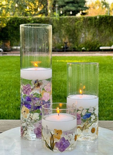 Floating Candles With Flowers Inside, Candles In Glasses Wedding, Mason Jar Floating Candles, Clear Orbeez Centerpieces, Floating Candles With Flowers, Floating Wedding Candles, Gemstone Centerpieces, Glass Candle Holders Decorating Ideas, Candle Holder Flower Arrangement