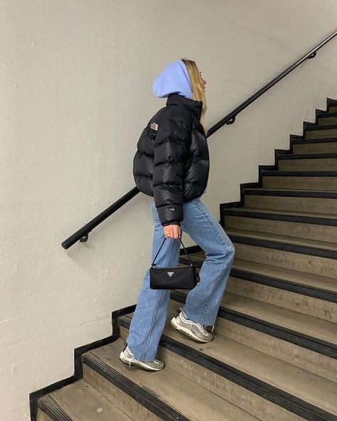 North Face Jacket Outfit, Doudoune The North Face, Puffer Jacket Outfit, Look Adidas, Foto Poses, Looks Street Style, Puffy Jacket, Streetwear Fashion Women, Winter Fits