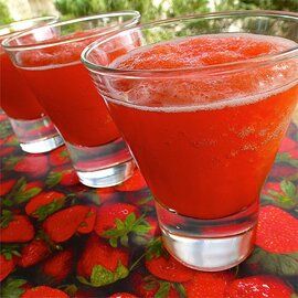 Strawberry Punch Recipes, Slush Punch, Non Alcoholic Punch, Christmas Drinks Alcohol, Slushie Recipe, Alcoholic Punch, Sugar Free Jello, House Parties, Party Punch