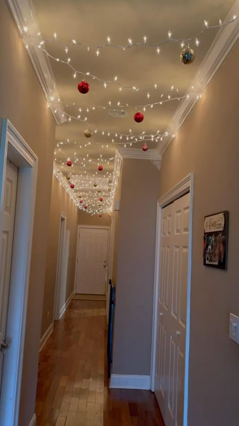 Beautiful Trendy Christmas decor ideas for this Christmas season Diy Christmas Light Decorations, Diy Christmas Lights, Front Porch Christmas Decor Ideas, Porch Christmas Decor Ideas, Porch Christmas Decor, Front Porch Christmas, Christmas Decor Ideas Diy, Christmas Decor Inspiration, Christmas Themes Decorations