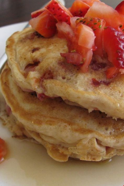 Strawberry Vanilla Pancakes, Strawberry Pancake, Sweet Toast, Vanilla Pancakes, Light And Fluffy Pancakes, Strawberry Pancakes, Vanilla Recipes, Brunch Time, Pancakes Healthy