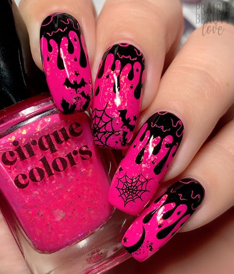 Spooky Valentines Nails, Hot Pink Halloween Nails, Monster High Nail Art, Nail Art Hot Pink, Uñas Kuromi, Draculaura Nails, Monster High Nails, Kuromi Nails, Nails Emo