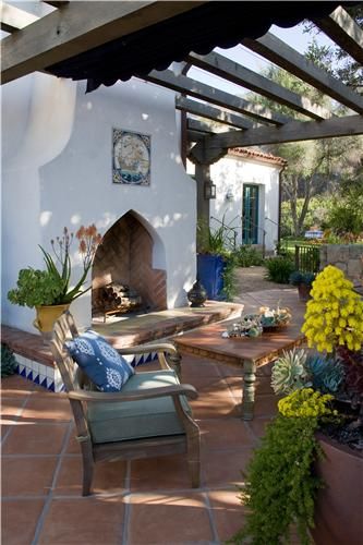 Imagine how beautiful this looks in the warm evening air with a nice fire and a glass of something yummy! Style Hacienda, Spanish Floor Tile, Style Bungalow, Pool Noodle, Spanish Style Home, Casas Coloniales, Spanish Style Homes, Hacienda Style, Mediterranean Decor