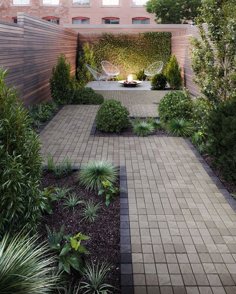 Small Garden Ideas Low Maintenance, Low Maintenance Backyard, Small City Garden, Small Courtyard Gardens, Courtyard Gardens Design, Modern Backyard Landscaping, Back Garden Design, Garden Paving, Cobblestone Streets