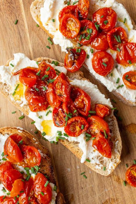 Slow Roasted Cherry Tomato Ricotta Toast – Beat The Budget Tomato And Ricotta, Tomato Snacks, Tomatoes On Toast, Healthy Toast, Ricotta Toast, Cherry Tomato Recipes, Tomato Dishes, Best Brunch Recipes, Slow Roasted Tomatoes