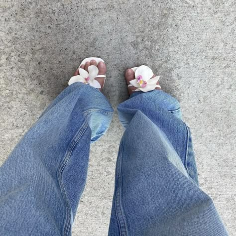 Flower Heels, Quoi Porter, Shoe Inspo, Aesthetic Shoes, Curated Vintage, Pretty Shoes, Dream Shoes, Shoe Obsession, Designer Heels