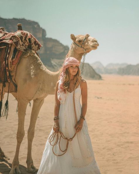 Dessert Safari Outfit, Desert Safari Outfit Dubai Women, Camel Ride Outfit, Desert Outfit Ideas Dubai, Desert Safari Outfit, Desert Photoshoot Outfit, Egypt Outfit, Desert Outfit Ideas, Dubai Picture Ideas