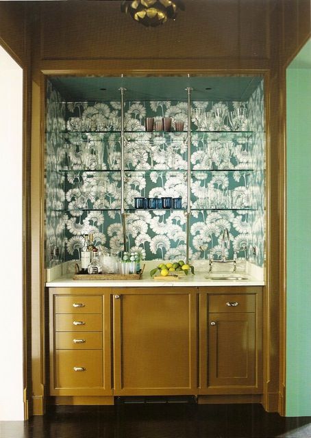 Katie Ridder wet bar in house in Arkansas. Glass and nickel shelving against that silver-on-peacock Japanese Floral wallpaper by Florence Broadhurst Ideas De Mini Bar, Katie Ridder, Home Wet Bar, Florence Broadhurst, Home Bar Design, Built In Bar, Classic Kitchen, Wet Bars, Bar Interior