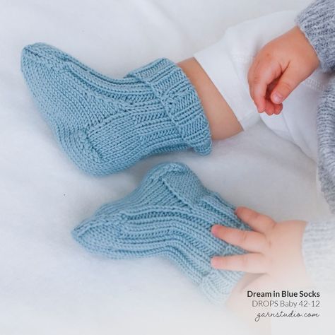 DROPS Design / Garnstudio (@dropsdesign) • Instagram photos and videos Baby Socks Pattern Free, Knitted Baby Socks Free Pattern, Knit Baby Socks Free Pattern, Baby Socks Free Knitting Pattern, Baby Socks Knitting Pattern, Baby Socks Pattern, Crochet Baby Socks, Baby Socks Knit, Drops Baby