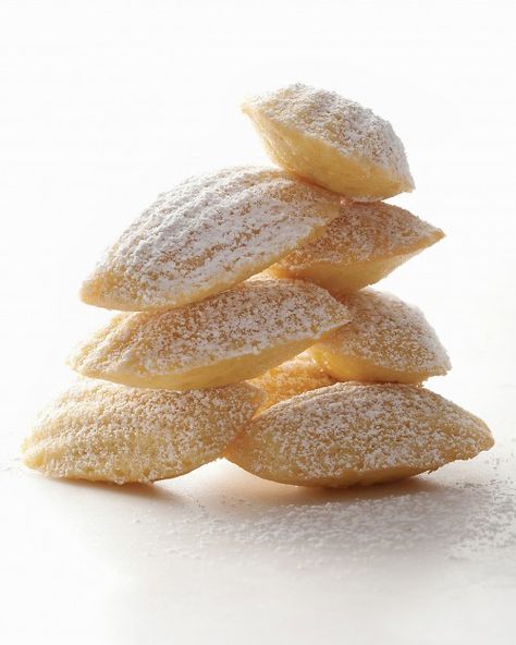 Vanilla Madeleines - Martha Stewart Recipes...TRIED & TRUE! Madeleine Recipe, Madeleine Cookie, Martha Stewart Recipes, French Tea, Dessert Aux Fruits, Tea Cakes, Martha Stewart, Just Desserts, Sugar Cookies