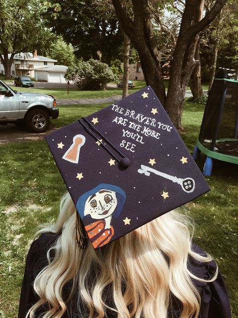 Coraline Cap Decoration, Graduation Cap Designs Coraline, Painted Grad Cap Ideas, Coraline Grad Cap, Graduation Cap Designs For Moms, Graduate Cap Ideas, Coraline Graduation Cap, Spongebob Graduation, College Graduation Cap Ideas