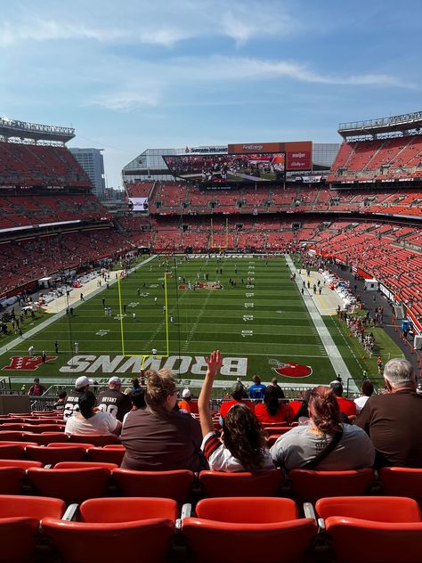 With autumn comes the football season, and that means now is the time to start planning this year’s NFL tailgating adventures!🚐 🏈  Check out the top NFL stadiums for tailgating! Nfl Stadium, Rent Rv, Houston Zoo, Nfl Stadiums, Nfl Fan, Fall Festivities, Scenic Byway, Nfl Fans, Now Is The Time