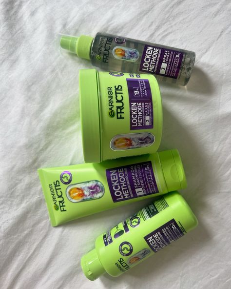 Moisturized, healthy, defined curls with the Fructis line from @garnier 💚 The Fructis Curl Method: 0. Pre-Shampoo: Provides up to 100 hours of moisture thanks to hyaluronic acid and shea fatty acids. Suitable for all curl types, silicone-free. 1. Shampoo: With 5% moisture complex from hyaluronic acid and shea fatty acids, up to 72 hours of moisture, ideal for the curl method. 2. Mask: Intense care with hyaluronic acid and shea fatty acids, up to 100 hours of moisture, repairs hair damage, ad... Curl Method, Curl Types, Garnier Fructis, Hair Damage, Defined Curls, Types Of Curls, Damaged Hair Repair, 72 Hours, Fatty Acids