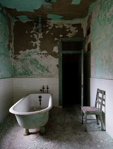 Dead Silence, Abandoned Asylums, Abandoned Hospital, Abandoned Mansions, Vintage Bathrooms, Vintage Bathroom, Abandoned Buildings, Abandoned Houses, Clawfoot Bathtub