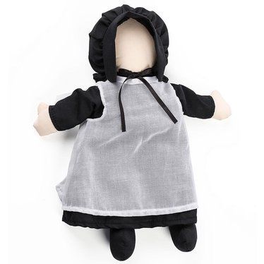 Amish Clothing, Amish Dolls, Amish Quilt, Plain Clothes, Traditional Toys, Amish Quilts, Folk Art Dolls, Plain Outfits, Cloth Doll