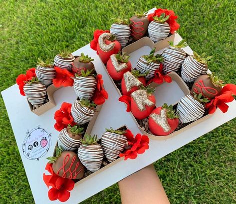 Number Strawberry Boxes, Birthday Treat Boxes Ideas Sweets, Strawberry Packaging, Strawberry Halloween, 26 Number, Strawberry Bliss, Celebration Decorations, Strawberry Box, Strawberry Gifts