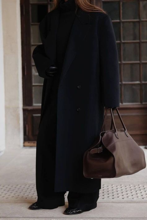 The Row Half Moon Bag, Winter Outfit Ideas Aesthetic, Margaux Bag, Minimalist Winter Outfit, Black Coat Outfit, The Row Bag, Black Dresses Classy, Street Style Bags, Androgynous Style