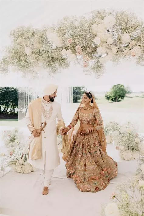 Cultural Wedding Ideas, White And Gold Mandap, Punjabi Groom Outfit, Sikh Groom, Sikh Wedding Dress, Gurdwara Wedding, Gurudwara Wedding, Bridal Dresses Ideas, Sikh Wedding Decor