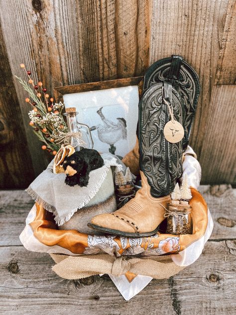 Southern Gift Basket Ideas, Cowgirl Themed Gifts, Western Birthday Presents, Western Anniversary Gifts, Western Birthday Present Ideas, Western Boo Basket, Western Basket Ideas, Country Bf Gift Ideas, Boyfriend Gifts Country