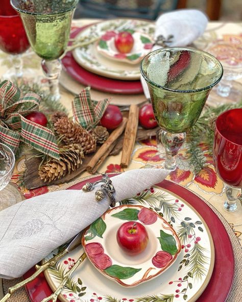 Bonnie Chase Tabletop Stylist on Instagram: “Remember the table on a budget a few shares ago? This was another one set on the deck before leaving glorious Colorado. ⁣ Gifted and…” Franciscan Apple Tablescape, Apple Tablescape, Apple Table, Dining Room Table Settings, Christmas Tables, Franciscan Apple, Welcome Basket, Red Autumn, Christmas Tabletop