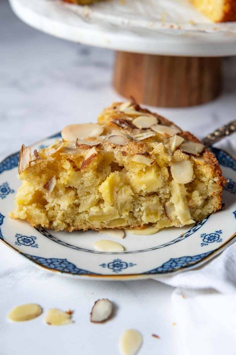 Moist, Fluffy Almond Flour Apple Cake (Gluten-Free) - Flourless Almond Apple Cake Gluten Free, Apple Cake Almond Flour, Fast Cake Recipes Easy Desserts, Apple Almond Flour Recipes, Almond Honey Cake, Almond Flour Apple Cake, Almond Flour Baking Recipes, Apple Cake Recipe Easy Healthy, Healthy Apple Cake Recipes