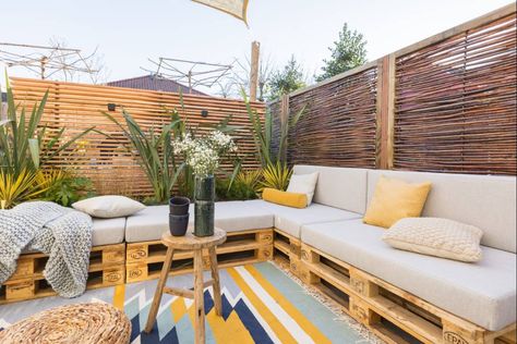 Zelf een palletbank maken? Met kussens op maat van nofruit erop zit jij er heerlijk bij! Ideas Terraza, Pallet Lounge, Patio Inspiration, Pallet Furniture Outdoor, Outdoor Decor Backyard, Garden Seating, Roof Garden, Garden Bench, Backyard Design