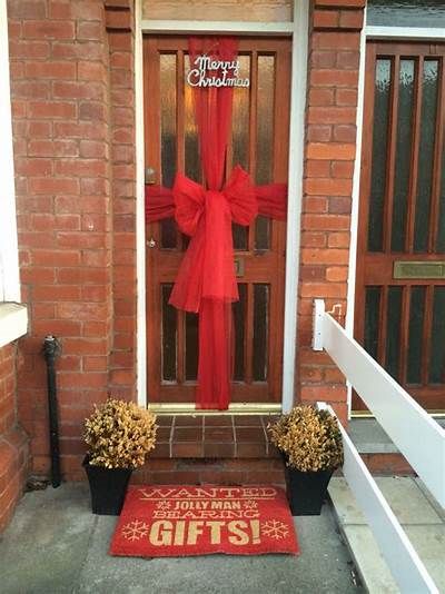 Front Door Christmas Bows, Door For Christmas, Diy Christmas Door Decorations, Christmas Present Wrap, Christmas Wreath Craft, Christmas To Do List, Front Door Christmas, Front Door Christmas Decorations, Christmas Decorations Garland