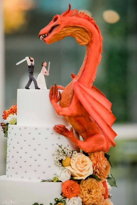 Orange dragon fantasy wedding cake with peach and orange flowers at Chihuly Glass House | Flora Nova Design Seattle Fantasy Wedding Cakes, Lotr Wedding Cake, Princess Bride Wedding Cake, Ginger Wedding, Wedding Ideas Cottagecore, Mystical Wedding Cake, Crazy Wedding Cake, Dragon Age Wedding, Fantasy Wedding Colors