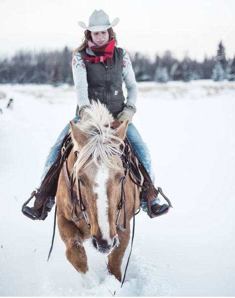 Cowgirl Pictures, Picture Love, Winter Horse, Cowgirl Magazine, Cowgirl And Horse, Rodeo Life, Guest Ranch, Western Riding, Estilo Country