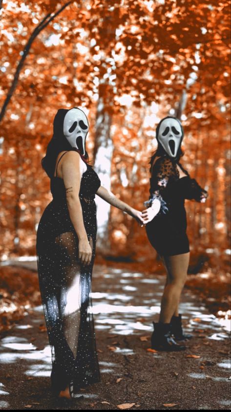 Halloween Styled Shoot, Girlfriends Photoshoot, Vintage Halloween Costumes, Mask Photoshoot, Spooky Halloween Pictures, Horror Photos, Bouidor Photography, My Halloween Costume, Friendship Photoshoot