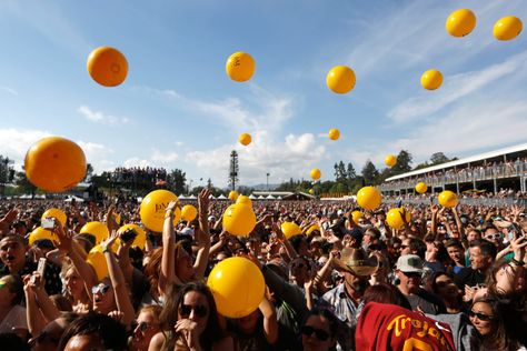 How to BottleRock Like a Pro: Tips and Tricks from a Napa Local | Sonoma Magazine Bottlerock Napa Fashion Festival Style, Bottle Rock Napa Outfit, Bottlerock Outfits, Bottlerock Napa Fashion, Napa Outfit, Pack Like A Pro, Usa Roadtrip, Cell Phone Service, Eat And Drink